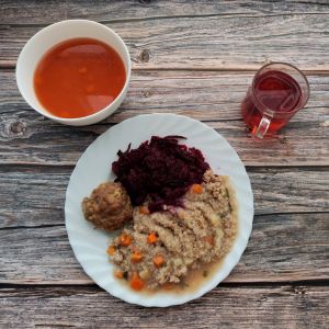 Zdjęcie przedstawia Dietę łatwostrawną: Solferino Kasza jęczmienna/sypko Zrazik wieprzowy pieczony mielony Sos jarzynowy Buraczki gotowane Kompot owocowy z jabłkami